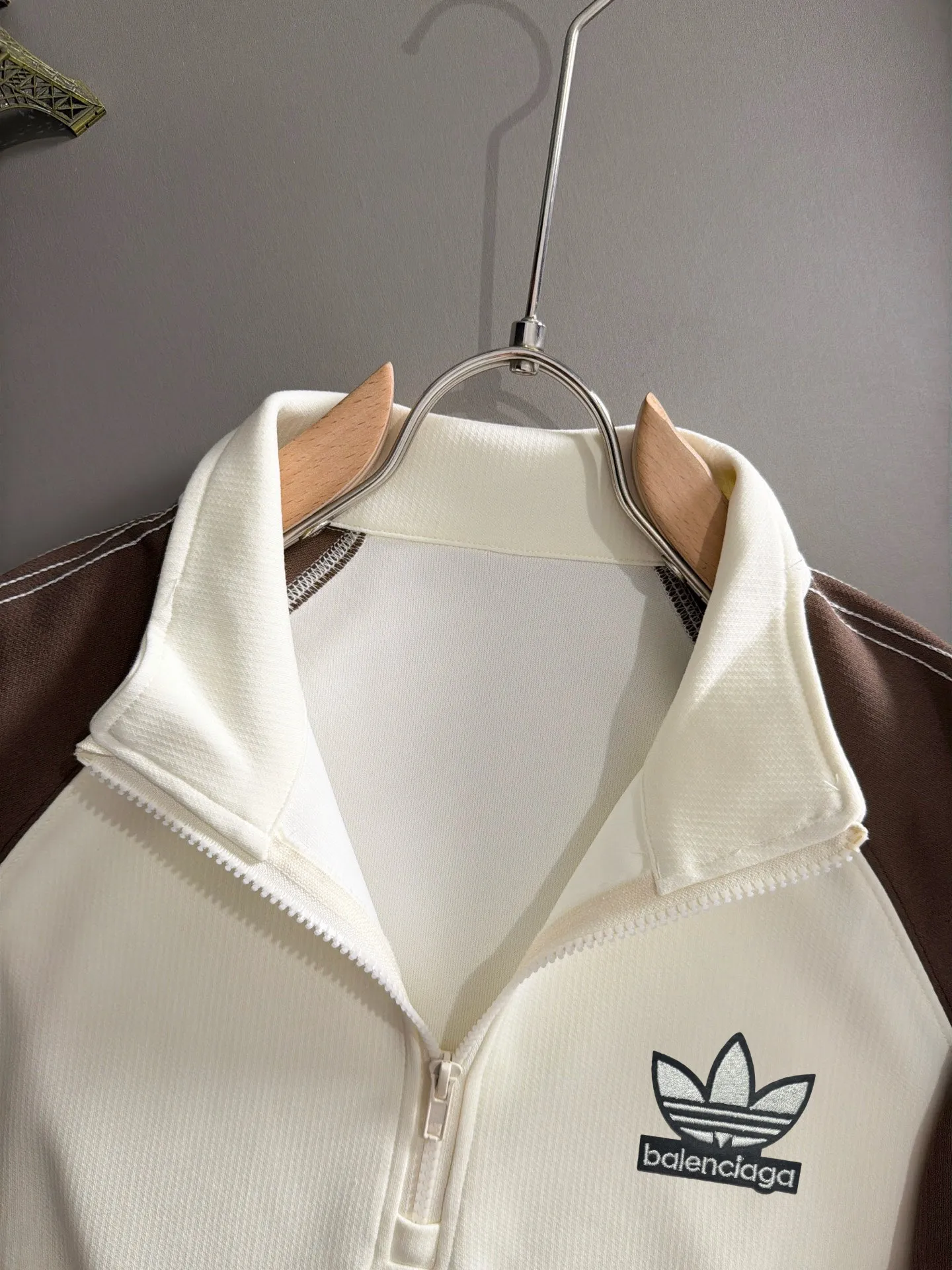Paris Clover 2026 long-sleeved sweatshirts for men and women Same Style. Many stars have the same style, the top Original version. Feel free to compare🆚The fabric is custom-dyed and lightly sprayed and distressed. The fabric, material, and details are consistent with the original version. Special cotton and linen fabrics are selected. The cost of the fabric is extremely expensive. It is twice as expensive as pure cotton materials. We will do better at all costs. Three standards are complete. The comparison between non-market products and my fabrics is very different. Only the top version is made! Size: M-4XL